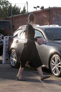 Elle Fanning feet photo thumbnail