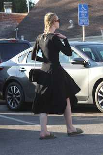 Elle Fanning feet photo thumbnail