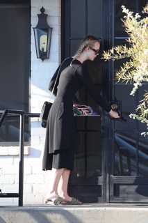 Elle Fanning feet photo thumbnail