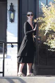 Elle Fanning feet photo thumbnail