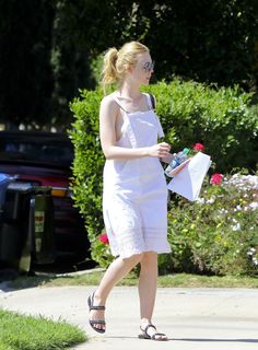 Elle Fanning feet photo thumbnail