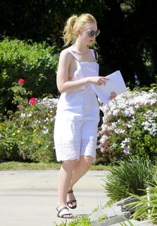 Elle Fanning feet photo thumbnail