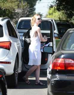 Elle Fanning feet photo thumbnail