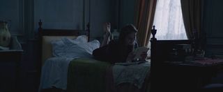 Elle Fanning feet photo thumbnail