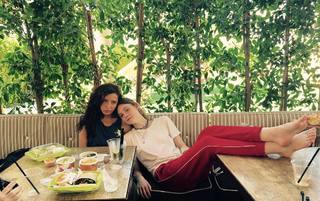 Elle Fanning feet photo thumbnail