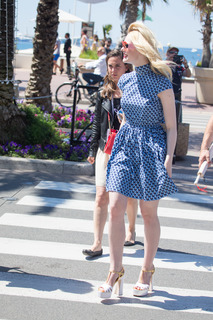 Elle Fanning feet photo thumbnail