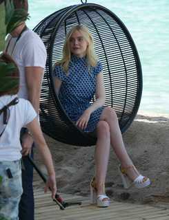 Elle Fanning feet photo thumbnail