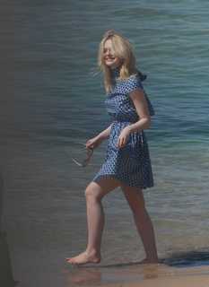 Elle Fanning feet photo thumbnail