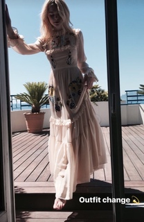 Elle Fanning feet photo thumbnail