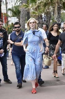 Elle Fanning feet photo thumbnail