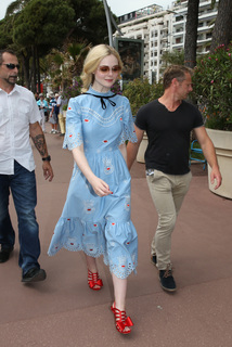 Elle Fanning feet photo thumbnail