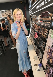 Elle Fanning feet photo thumbnail