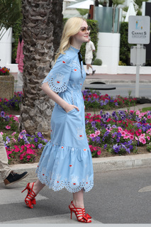 Elle Fanning feet photo thumbnail