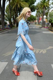 Elle Fanning feet photo thumbnail