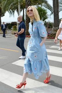 Elle Fanning feet photo thumbnail