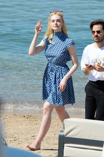 Elle Fanning feet photo thumbnail