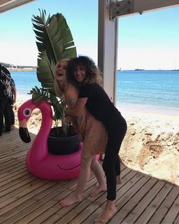 Elle Fanning feet photo thumbnail