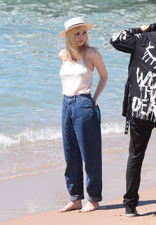 Elle Fanning feet photo thumbnail