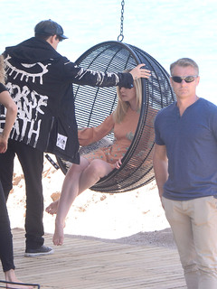 Elle Fanning feet photo thumbnail