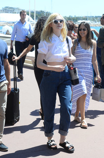 Elle Fanning feet photo thumbnail