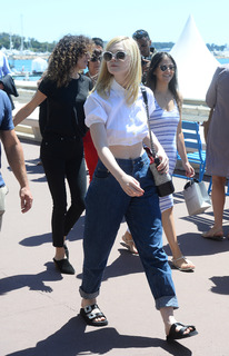 Elle Fanning feet photo thumbnail