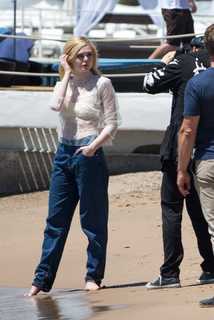 Elle Fanning feet photo thumbnail