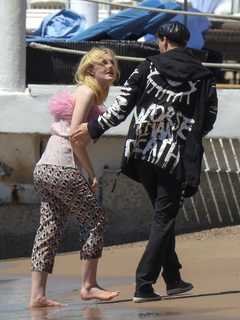 Elle Fanning feet photo thumbnail