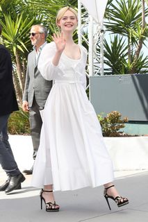 Elle Fanning feet photo thumbnail