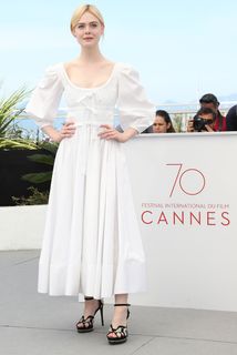 Elle Fanning feet photo thumbnail