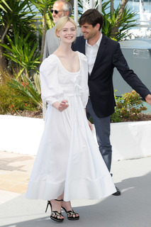 Elle Fanning feet photo thumbnail