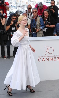 Elle Fanning feet photo thumbnail