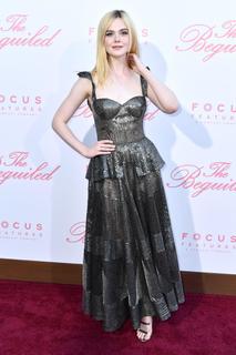 Elle Fanning feet photo thumbnail