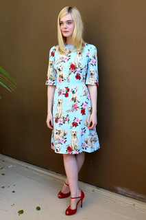 Elle Fanning feet photo thumbnail