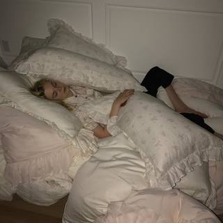 Elle Fanning feet photo thumbnail