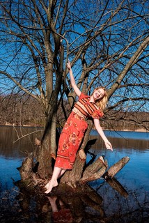 Elle Fanning feet photo thumbnail