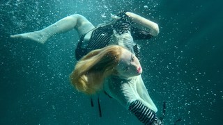 Elle Fanning feet photo thumbnail