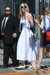 Elle Fanning feet photo thumbnail