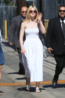 Elle Fanning feet photo thumbnail
