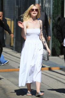 Elle Fanning feet photo thumbnail