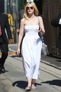 Elle Fanning feet photo thumbnail