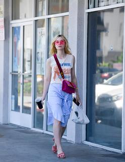 Elle Fanning feet photo thumbnail