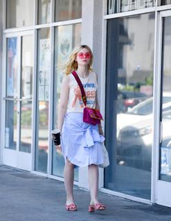 Elle Fanning feet photo thumbnail