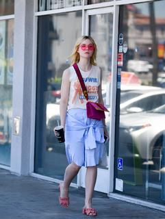 Elle Fanning feet photo thumbnail