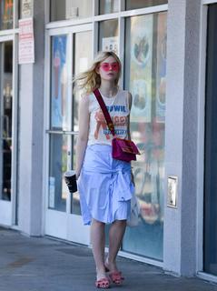 Elle Fanning feet photo thumbnail