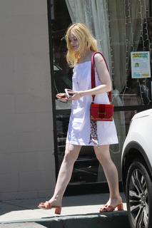 Elle Fanning feet photo thumbnail