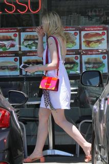 Elle Fanning feet photo thumbnail