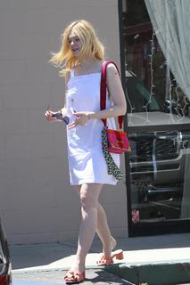 Elle Fanning feet photo thumbnail