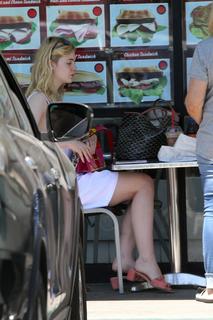 Elle Fanning feet photo thumbnail