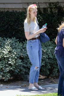 Elle Fanning feet photo thumbnail