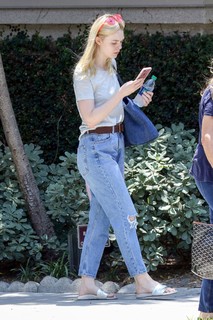 Elle Fanning feet photo thumbnail